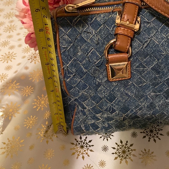 Michael Kors Greyson Satchel
DENIM 💙…Beautiful Blue
Brown Handle Accents 🤎 - Picture 11 of 14